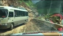 Mưa lũ Lào Cai: Xe khách trượt tự do như drift trên đèo đi Simacai